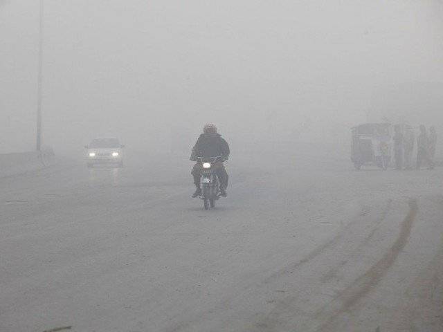 دھند کے باعث 13سے زائد گاڑیوں میں تصادم، 16 افراد جاں بحق