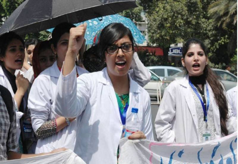 لاہور میں ینگ ڈاکٹروں کی بے حسی،طبی امداد نہ ملنے پر ڈیڑھ سالہ بچی سمیت 2 افراد جاں بحق