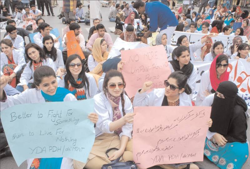 علاج کے بجائے ڈاکٹرز سڑکوں پر، چوتھے روز بھی دھرنا جاری،عوام پریشان