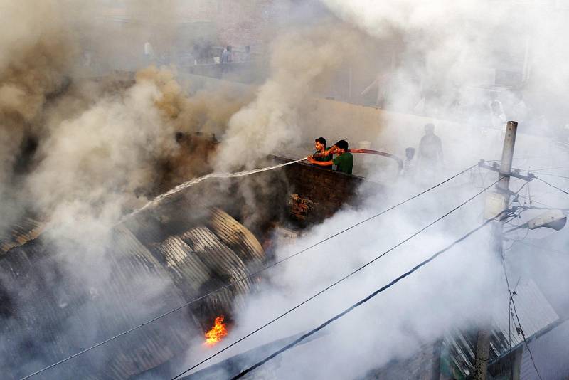 بھارت، اترپردیش میں کپڑے کے کارخانے میں آگ لگنے سے 13 افراد ہلاک