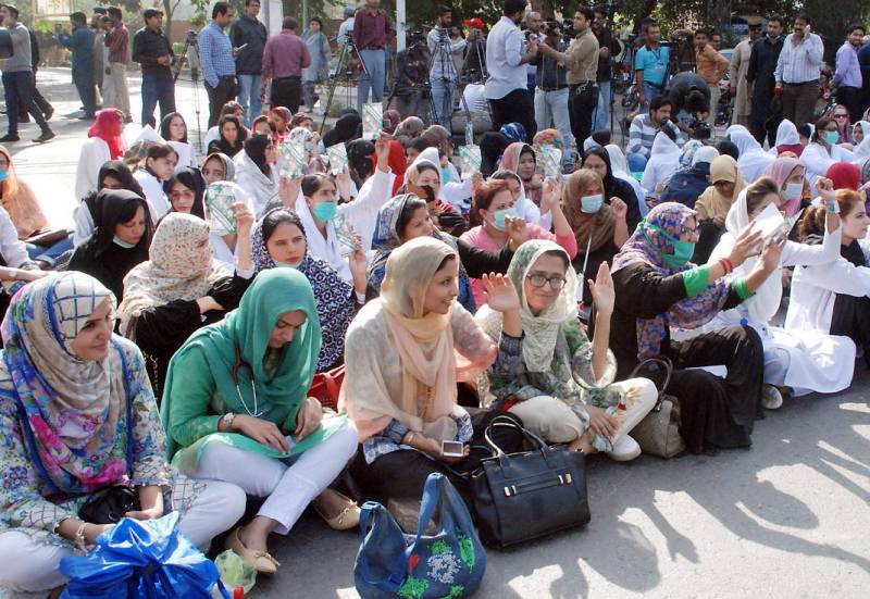 لاہور : ینگ ڈاکٹرز کا دھرنا 5 ویں روز میں داخل، ٹریفک جام،شہری ڈاکٹروں کو کوستے رہے