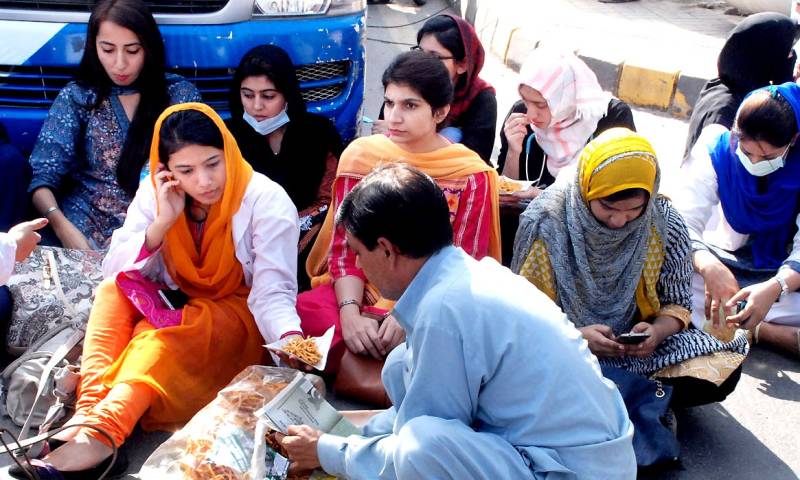 لاہور: ینگ ڈاکٹرز کا دھرنا ختم کرنے کا اعلان