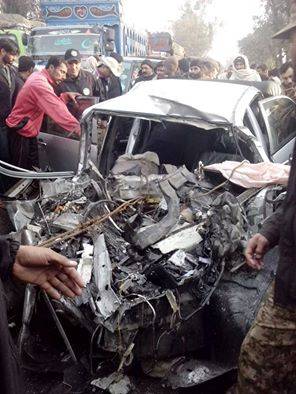 تیز رفتار مسافر کوچ کارسے ٹکرا گئی، 3افراد جاں بحق ، 2زخمی 