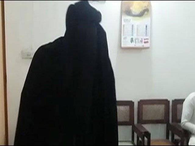  پولیس نے بھیس بدل کر سفر کرنے والی غیر ملکی خاتون کو گرفتار کر لیا