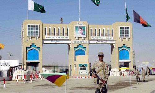 چمن میں پاک افغان سرحد باب دوستی پر پرچم اتارنے کی پہلی بار پر وقار تقریب 