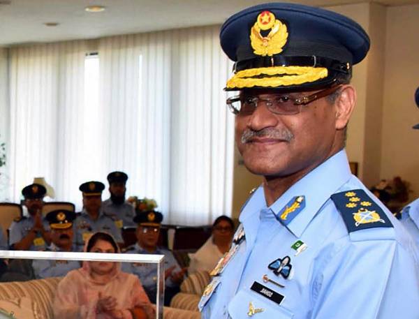 ایئر چیف مارشل سہیل امان کی انٹارکیٹیکا سے واپس آنیوالی پاک فضائیہ کی ٹیم سے ملا قات