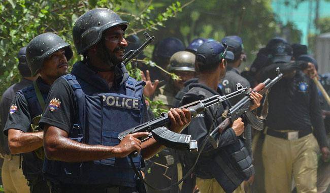 حیدر آباد میں ڈاکٹر نے اپنے 2 بیٹوں اور ماں کو یرغمال بنا لیا,بازیابی کیلئے پولیس کی کارروائی