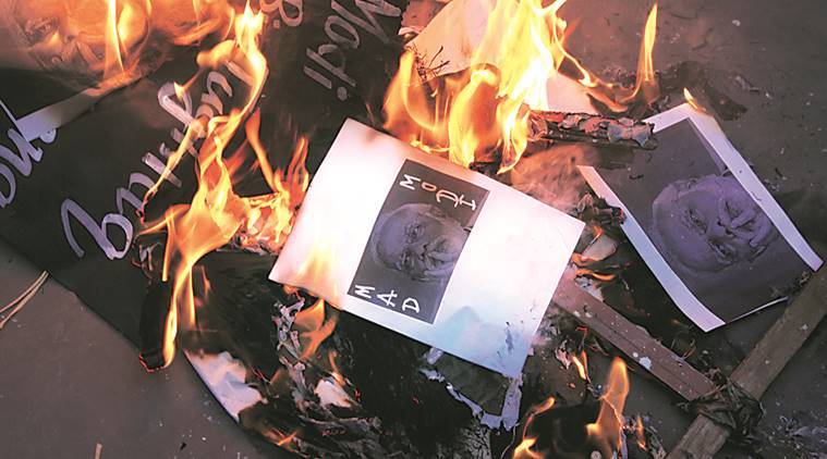  نوٹوں کی منسوخی کے خلاف لڑکی کا برہنہ احتجاج