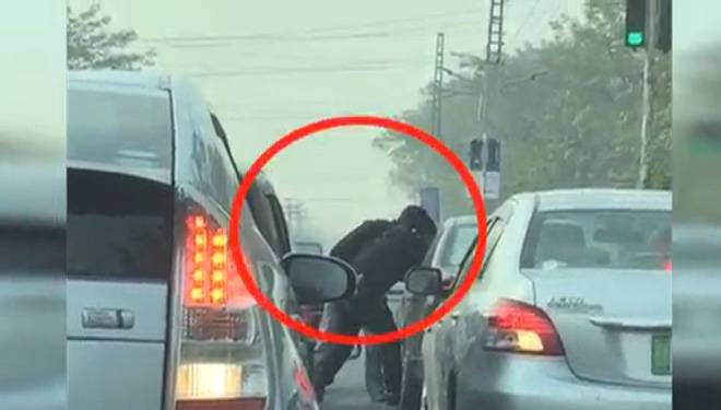  سگنل پرنہ رکے توجرمانہ ،رک گئے تو ڈبل جرمانہ :لاہورمیں دن دیہاڑے شہری لُٹنے لگے