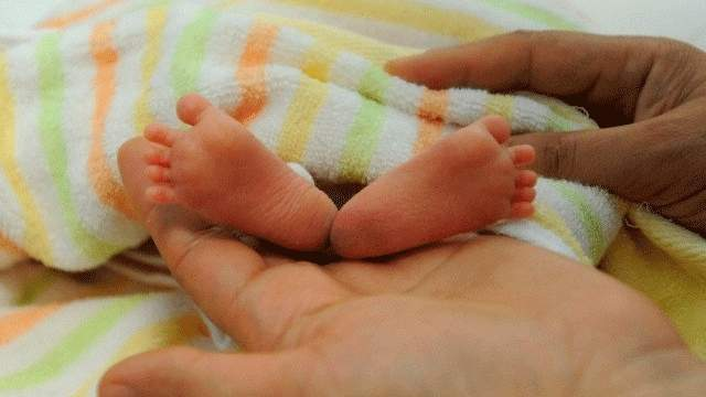 آئی پیڈ سے بھی کم وزن رکھنے والی بچی کی پیدائش 