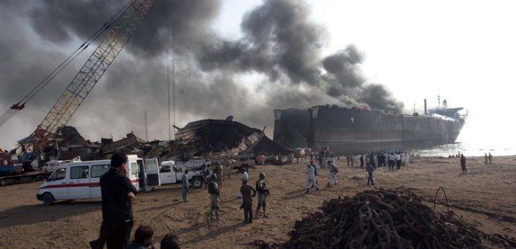 کراچی: کیماڑی آئل ڈپو میں لگنے والی آگ پر2 گھنٹے کی جدوجہد کے بعد قابوپالیاگیا
