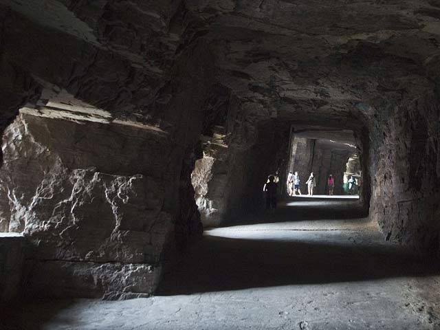 چین میں صرف 13 مزدروں کے ہاتھوں سے ہزاروں فٹ بلندی پر بنی سرنگ