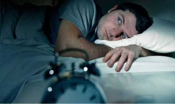 سوتے ہوئے اچانک آنکھ کھلنا سنگین مرض کی علامت