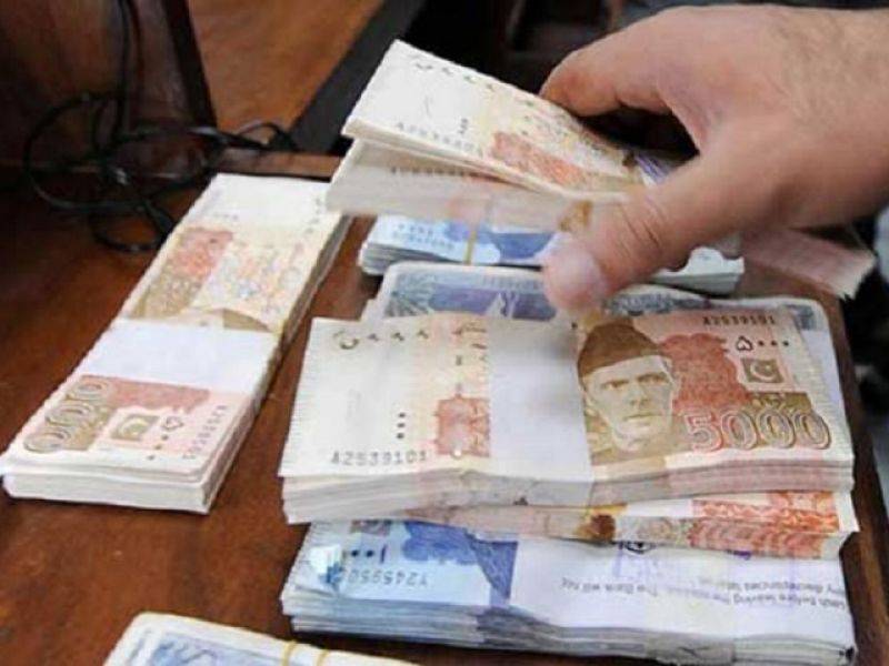  خاتون نے گمشدہ پیسے ملنے پر مالک کے حوالے کر دیے
