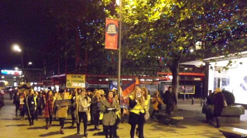 برطانیہ: سڑکوں پر بدسلوکی کے خلاف عورتوں کی احتجاجی ریلی