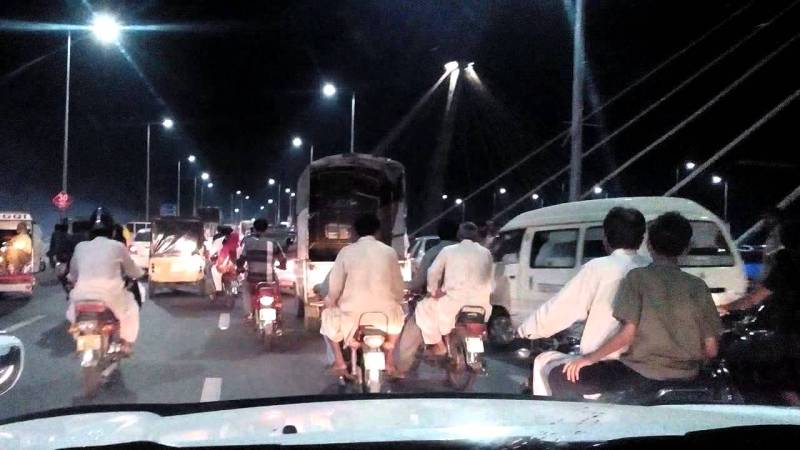 لاہور: آزادی چوک مینار پاکستان فلائی اوور سے 2 موٹر سائیکل سوار گرگئے،1جاں بحق 