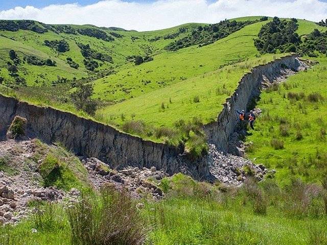 نیوزی لینڈ میں زلزلے سے بننے والی 15 فٹ اونچی دیوار نے سب کو حیران کردیا