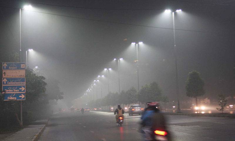 لاہور کے مختلف علاقوں میں رات بھر ہلکی دھند کے باعث ٹریفک کی روانی متاثر رہی 