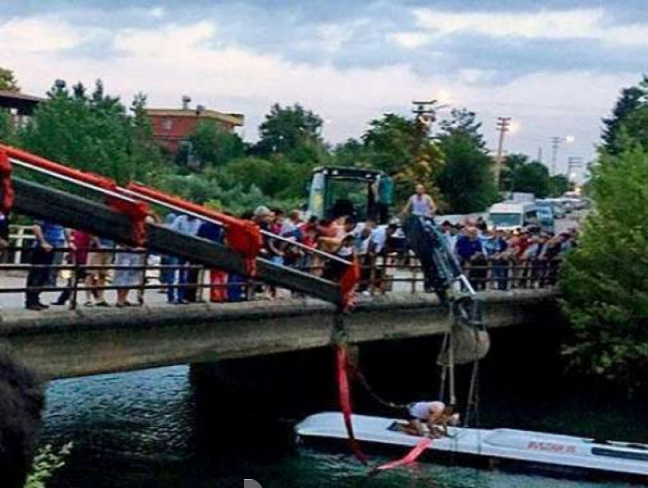  مسافر بس جھیل میں گرنے سے 17افراد ہلاک ، 2زخمی