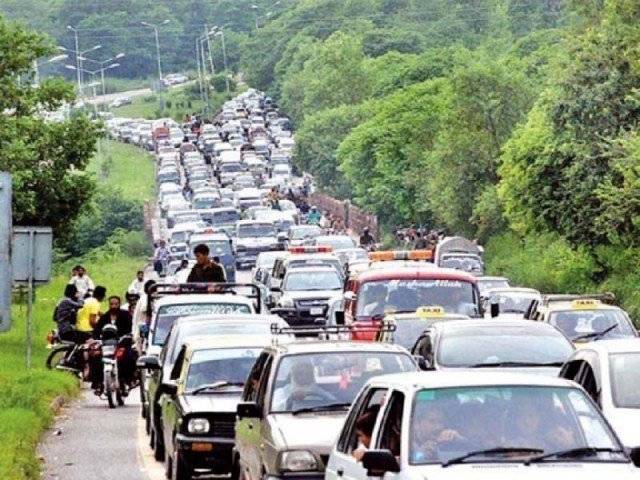 دارلحکومت مظفرآباد میں ٹریفک جام ٹریفک اہلکاروں عوام کی زندگی اجیرن بنا دی
