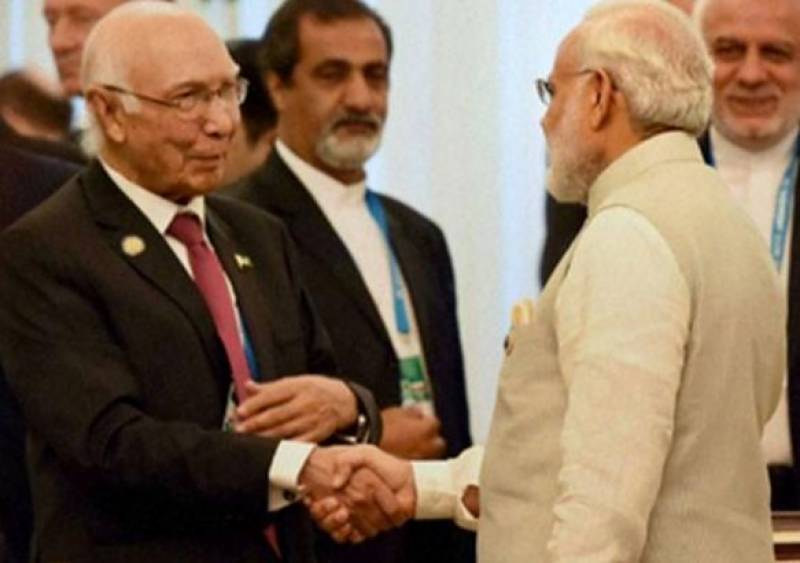 بھارت کی سفارتی آداب کی خلاف ورزی،سرتاج عزیز کو 40 منٹ ائیرپورٹ پر بٹھائے رکھا