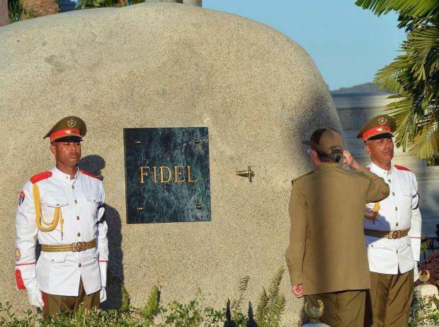 فیڈل کاسترو کی راکھ مقامی قبرستان میں سپرد خاک،لاکھوں آنکھیں اشکبار