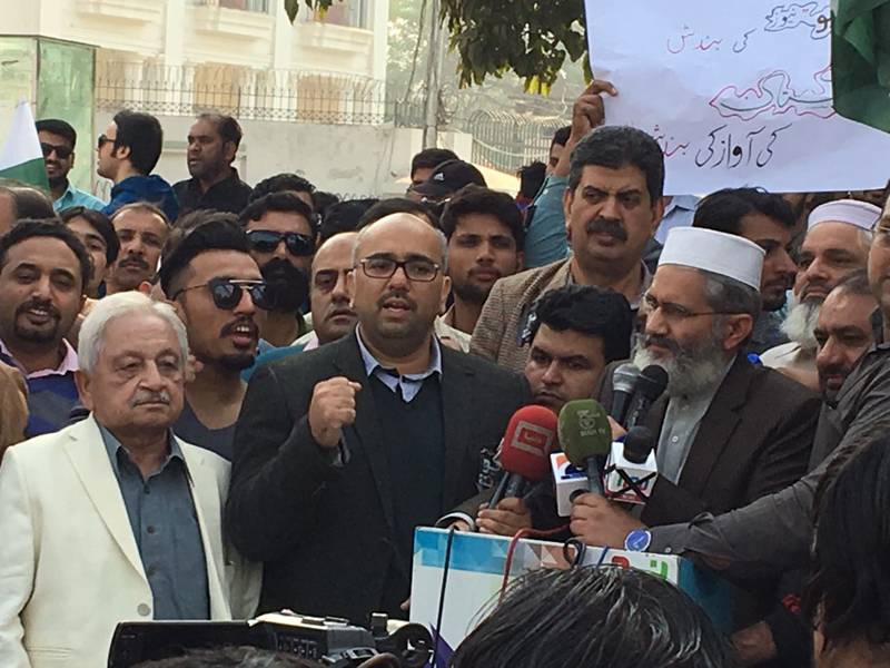 چیئرمین پیمرا کے خلاف ملک گیر احتجاج جاری،پاکستانی ڈٹ گئے