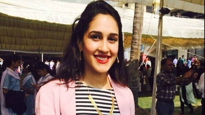 اداکاری کے بعد میرا کی ادب کے میدان میں طبع آزمائی
