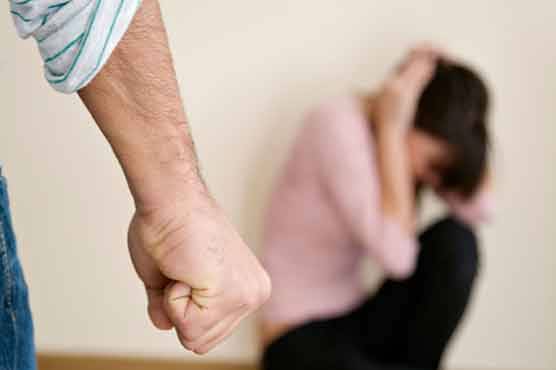 نشے میں دھت خاوند کا اپنی بیوی پر تشدد، سرکے بال مونڈ دیئے 