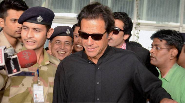  عمران خان کی چپل ٹوٹ گئی ، مدد کس نے کی 