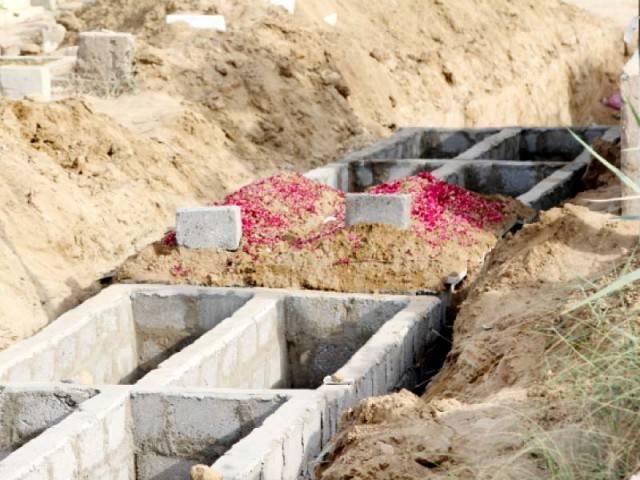 کراچی :مردے نکال کر قبر بیچنے کے شرمناک دھندے میں ملوث گورکن کی ضمانت منظور 