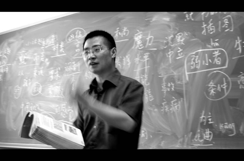 تاخیر سے آنے پر چینی استاد کی طلباءکو انوکھی سزا