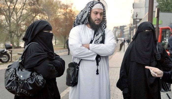 آسٹریلیا میں ایک زائد شادیوں کے شوقین  مردوں کے خلاف کارروائی