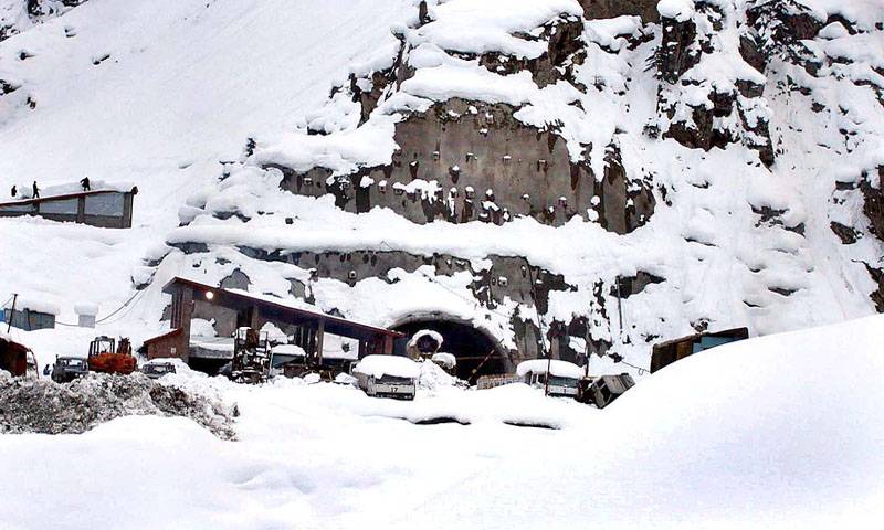 چترال کے بالائی علاقوں اور پہاڑوں کی چوٹیوں پر برف باری، لواری ٹاپ بند 