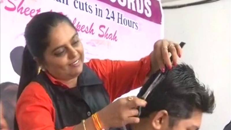 بھارتی گجرات کی بیوٹیشن نے 24گھنٹوں میں571افراد کے بال کر ورلڈ ریکارڈ بنا دیا
