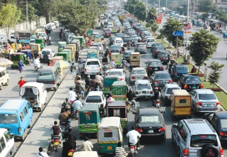 جگہ جگہ فلائی اوور اور انڈر پاسز کے باوجود لاہور میں ٹریفک مسائل کم نہ ہوئے