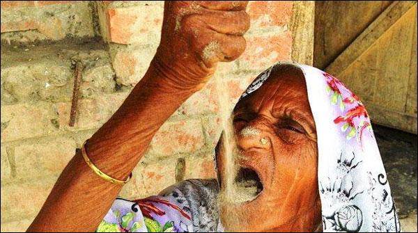  78سالہ بھارتی خاتون جو روزانہ ایک کلو ریت کھا جاتی ہے