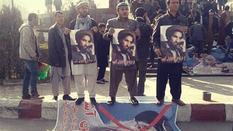 کابل میں مظاہرین کے ہاتھوں گلبدین حکمت یار کی تصاویر نذر آتش‎