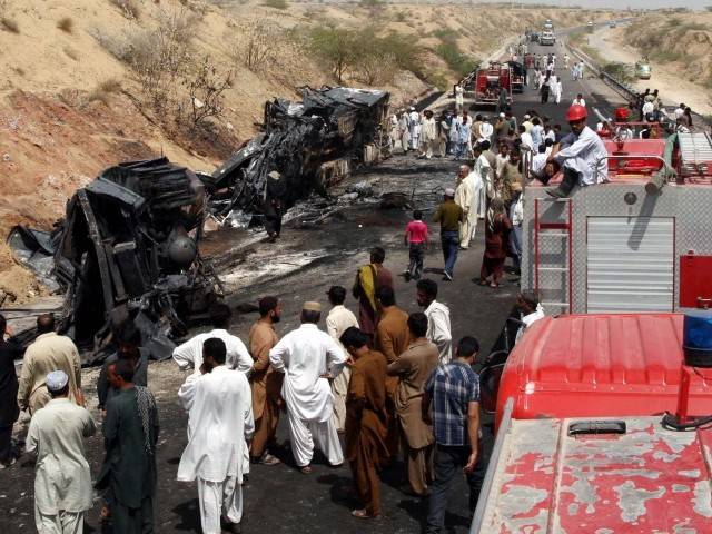 کوئٹہ: مسافر بس اور ٹرالر میں خوفناک تصادم ،7افراد جاں بحق،8زخمی 
