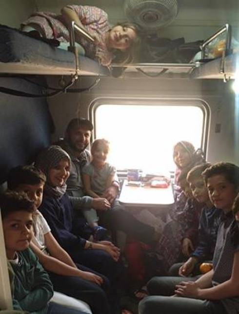 بوم بو م کا اہلخانہ سمیت ٹرین کاسفر ،بچوں کی تصویر نے دھوم مچا دی