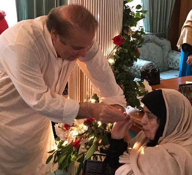 وزیراعظم پاکستان میاں محمد نوازشریف کی والدہ نے اپنے بیٹے کی 67ویں سالگرہ منائی