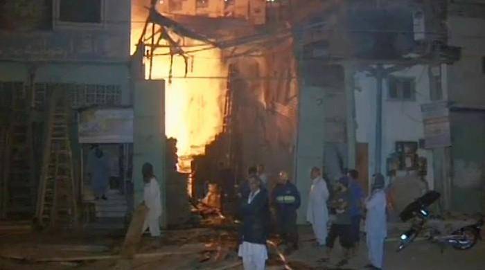 کراچی: لکڑی کے گودام میں آتشزدگی، فائر بریگیڈ آگ پر قابو پانے میں مصروف