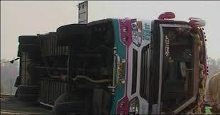 باراتیوں کی بس اور ٹرک میں تصادم ، حادثے میں 15 افراد زخمی