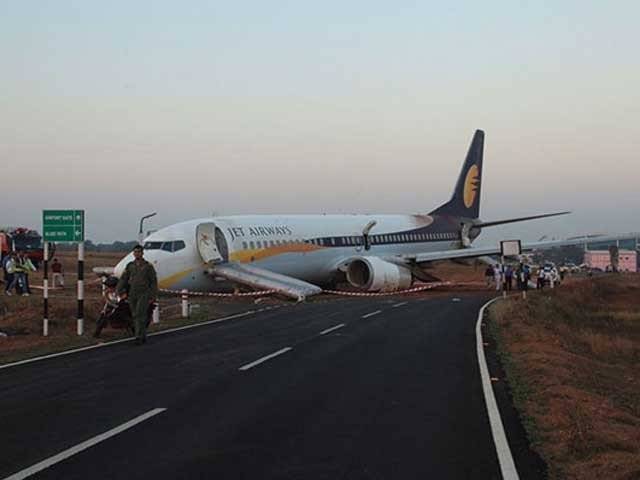 بھارتی طیارہ رن وے پر پھسل گیا ، متعددمسافر زخمی 