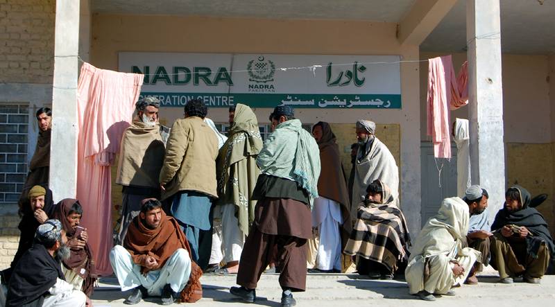  قومی شناختی کارڈ کے حصول کے لئے بلوچستان کے شہرچمن میں اب راتوں کو بھی قطاریں لگنے لگی 