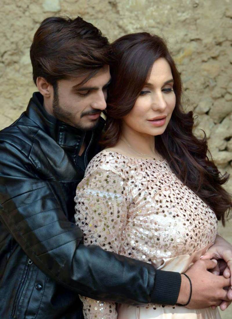 چائے والا ارشد خان کی معروف خاتون کیساتھ ایسی تصاویرمنظر عام پر آ گئیں کہ حیرت کے مارے پاکستانیوں کے منہ کھلے کے کھلے رہ گئے
