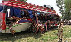پنو عاقل ٹریفک حادثے میں 3 خواتین سمیت 5 افراد ہلاک