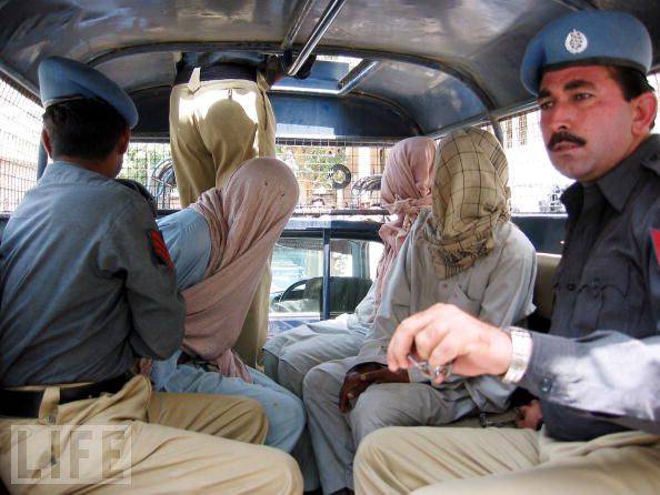 کراچی میں قیام امن کیلئے کوششیں جاری، پٹھان کالونی میں پولیس کی کارروائی ،3دہشتگرد گرفتار