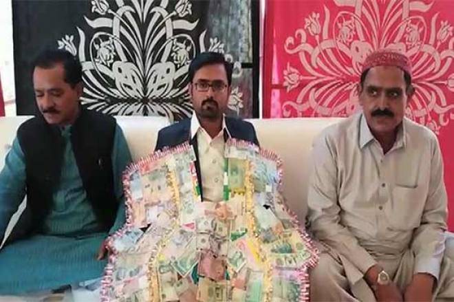 بھائی سےپیار کاانوکھا اظہار‘ شادی پر 80 ممالک کے نوٹوں کا ہار پہنایا
