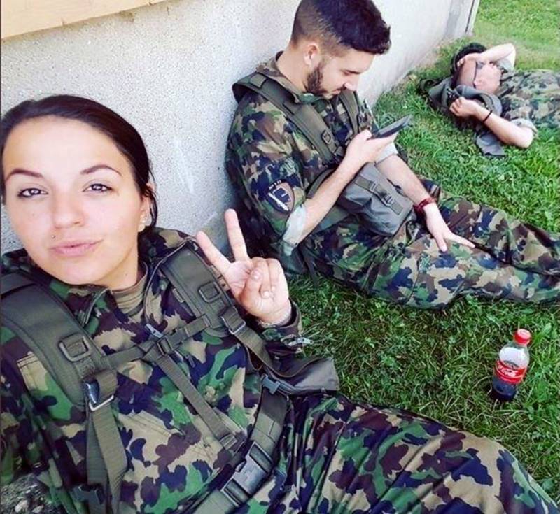 سوئس فوج کی دل کش خواتین کی متنازعہ سیلفی